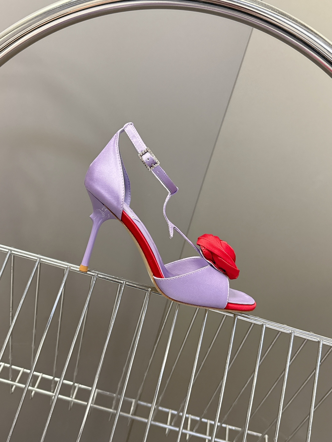 Roger Vivier罗杰·维维亚2026春夏最新款时装鞋超多明星网红种草 经典的尖头设计 玫瑰花扣装