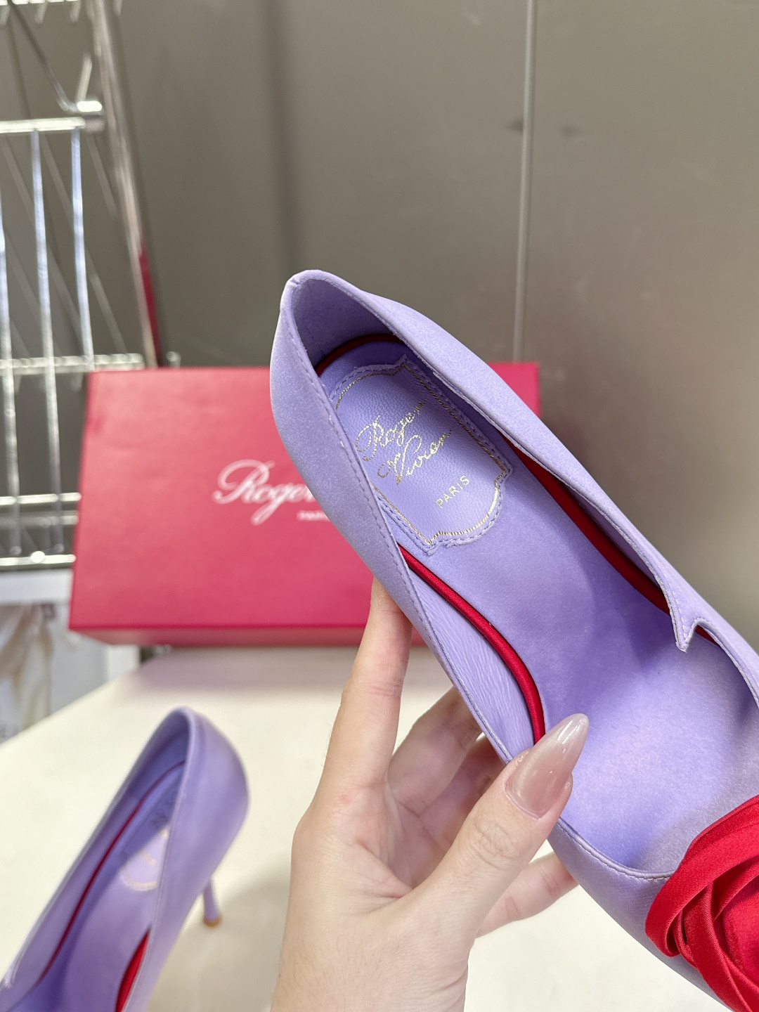 Roger Vivier罗杰·维维亚2026春夏最新款时装鞋超多明星网红种草 经典的尖头设计 玫瑰花扣装