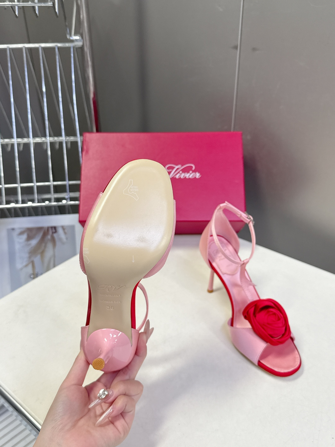 Roger Vivier罗杰·维维亚2026春夏最新款时装鞋超多明星网红种草 经典的尖头设计 玫瑰花扣装