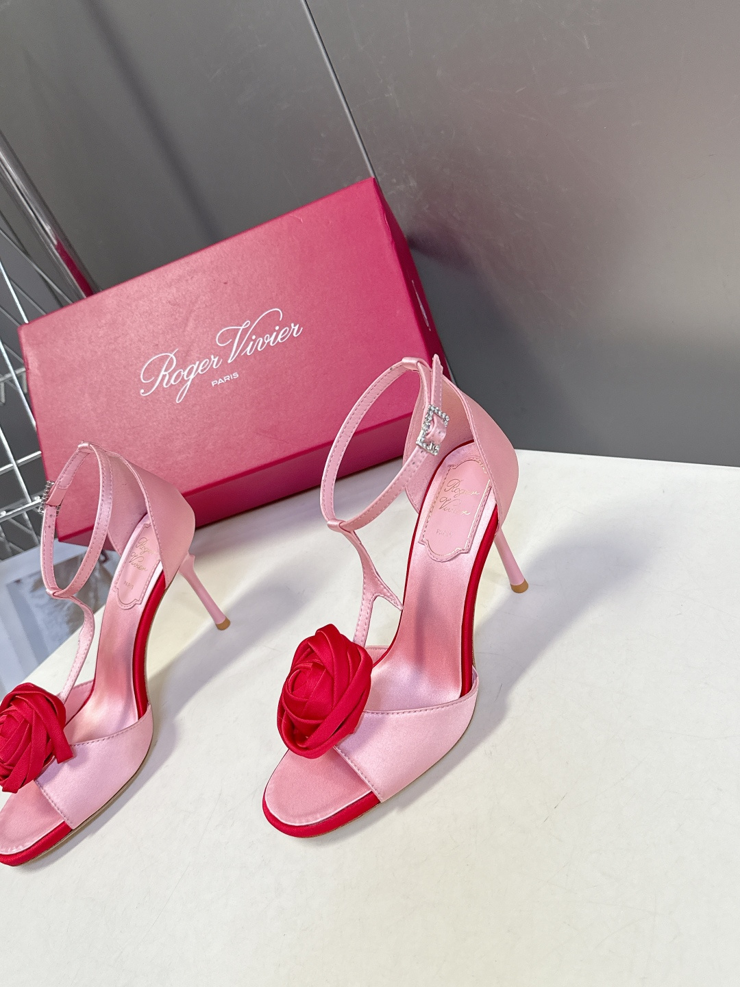 Roger Vivier罗杰·维维亚2026春夏最新款时装鞋超多明星网红种草 经典的尖头设计 玫瑰花扣装