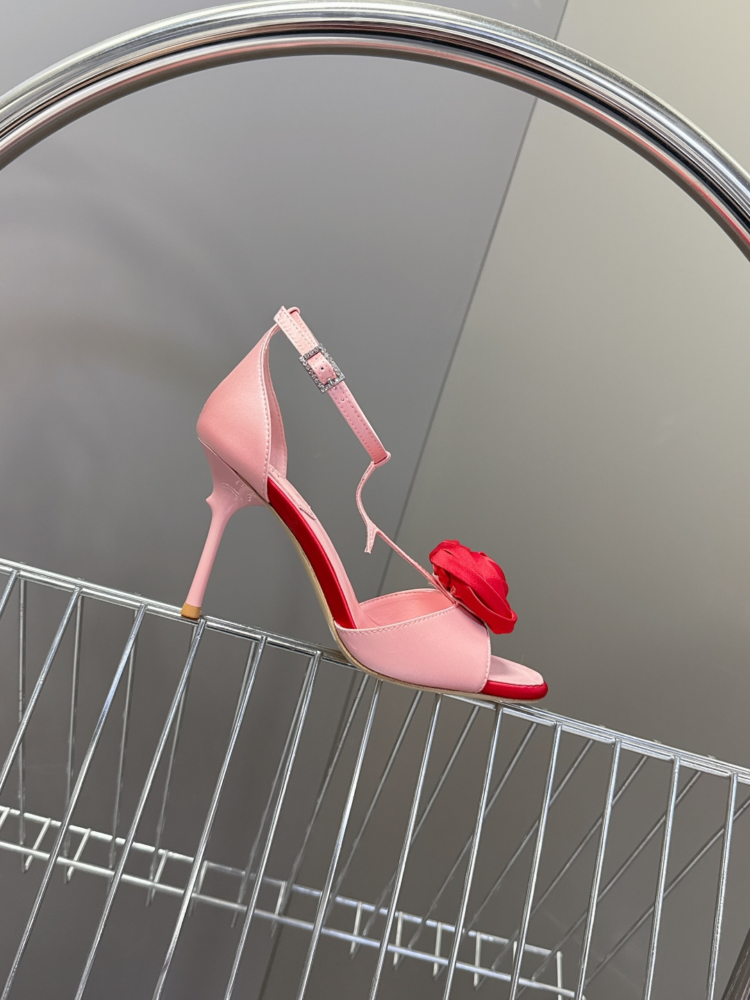 Roger Vivier罗杰·维维亚2026春夏最新款时装鞋超多明星网红种草 经典的尖头设计 玫瑰花扣装