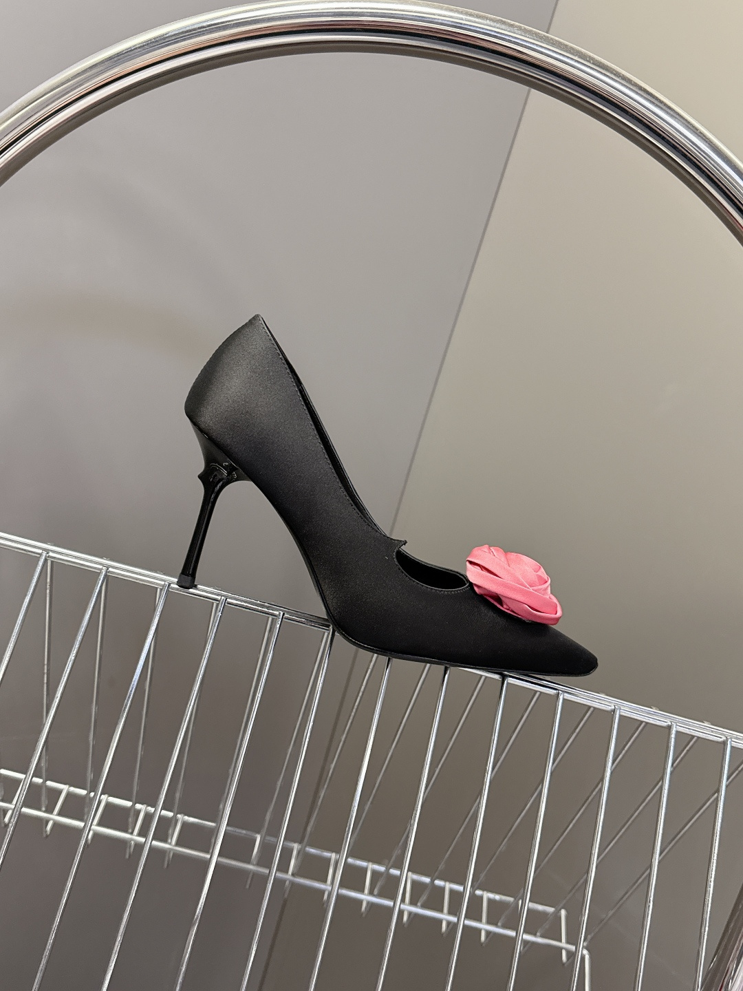 Roger Vivier罗杰·维维亚2026春夏最新款时装鞋超多明星网红种草 经典的尖头设计 玫瑰花扣装