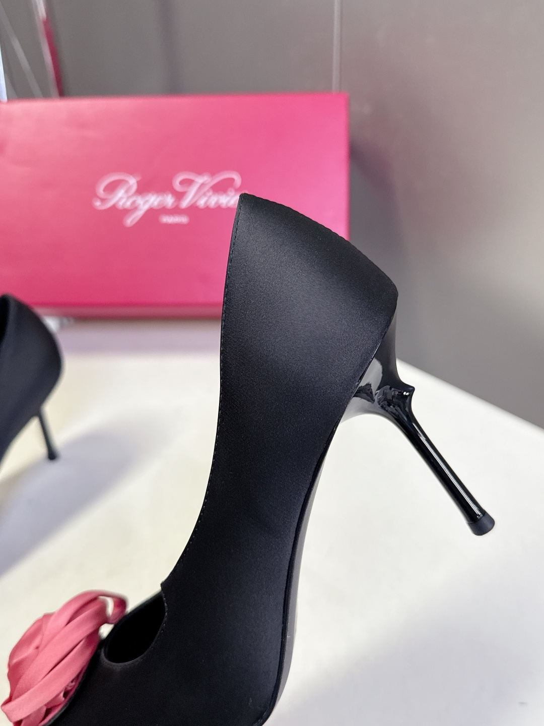 Roger Vivier罗杰·维维亚2026春夏最新款时装鞋超多明星网红种草 经典的尖头设计 玫瑰花扣装