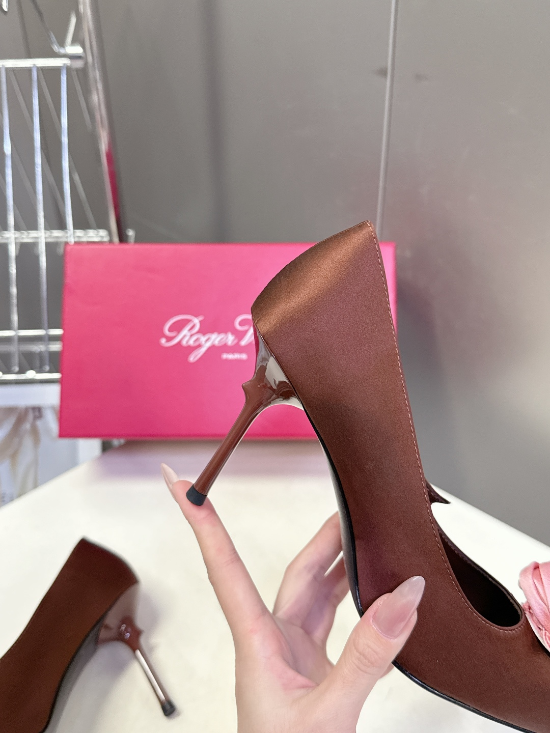 Roger Vivier罗杰·维维亚2026春夏最新款时装鞋超多明星网红种草 经典的尖头设计 玫瑰花扣装