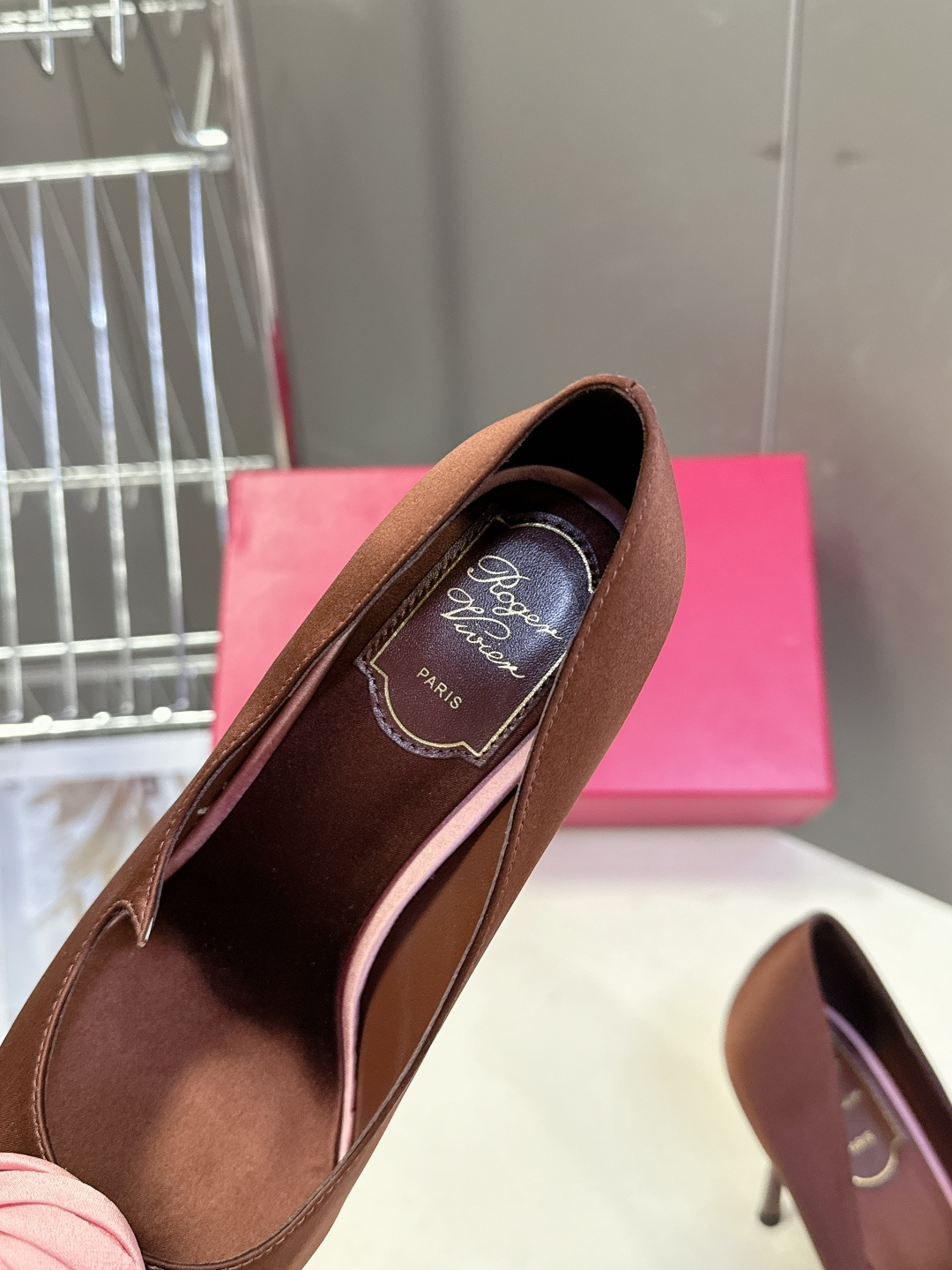 Roger Vivier罗杰·维维亚2026春夏最新款时装鞋超多明星网红种草 经典的尖头设计 玫瑰花扣装