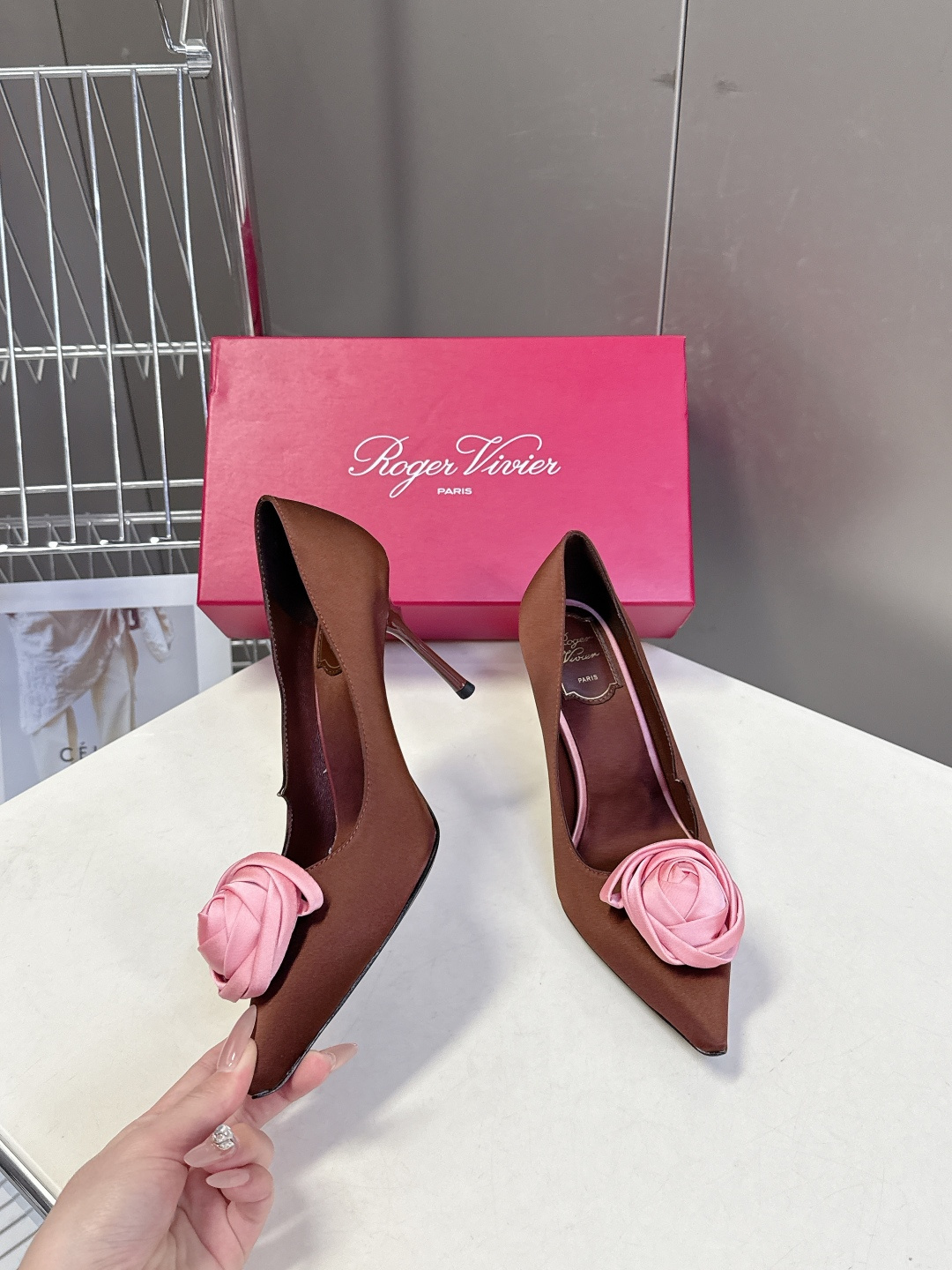 Roger Vivier罗杰·维维亚2026春夏最新款时装鞋超多明星网红种草 经典的尖头设计 玫瑰花扣装