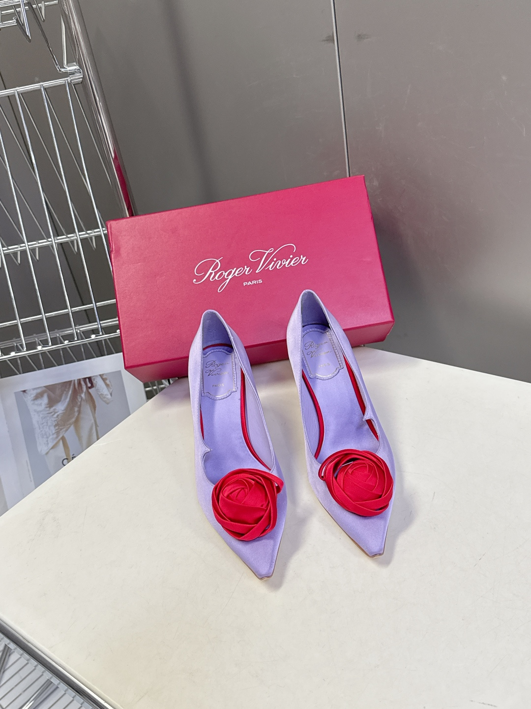 Roger Vivier罗杰·维维亚2026春夏最新款时装鞋超多明星网红种草 经典的尖头设计 玫瑰花扣装