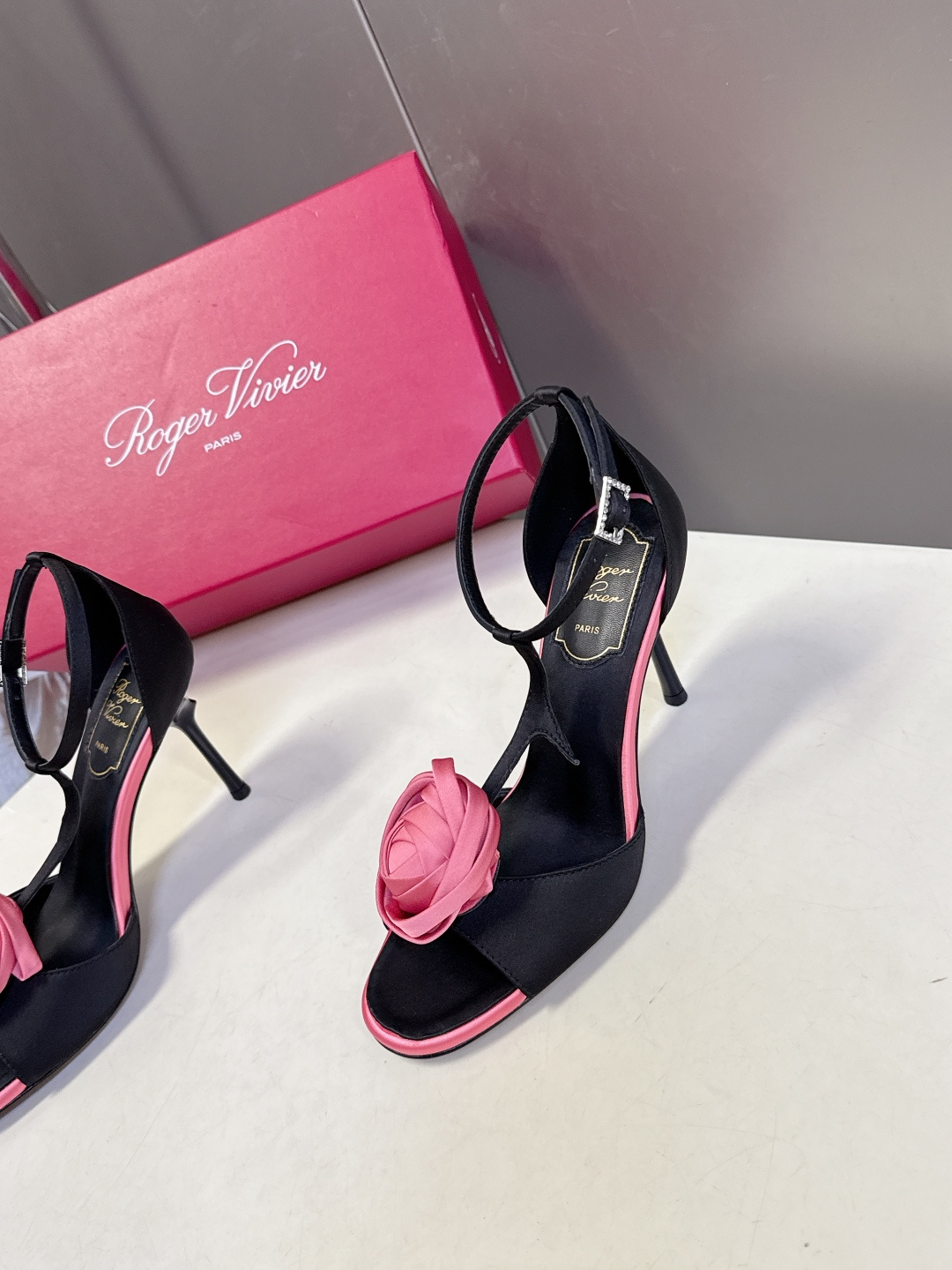 Roger Vivier罗杰·维维亚2026春夏最新款时装鞋超多明星网红种草 经典的尖头设计 玫瑰花扣装