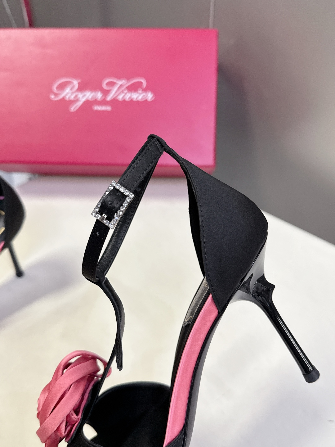 Roger Vivier罗杰·维维亚2026春夏最新款时装鞋超多明星网红种草 经典的尖头设计 玫瑰花扣装