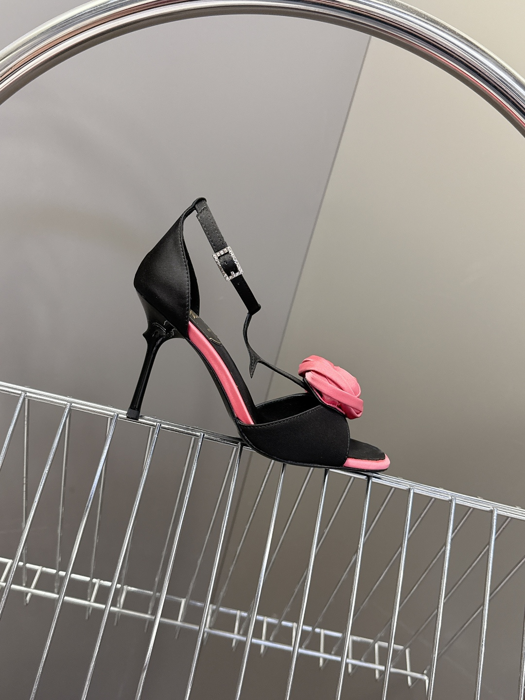 Roger Vivier罗杰·维维亚2026春夏最新款时装鞋超多明星网红种草 经典的尖头设计 玫瑰花扣装