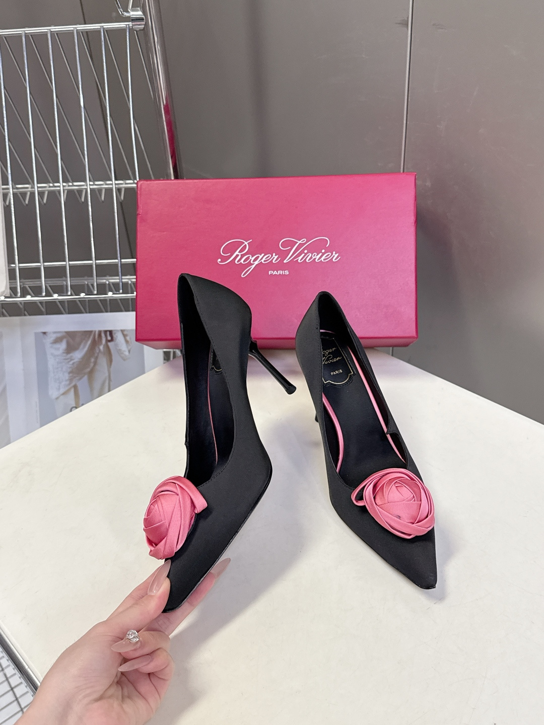 Roger Vivier罗杰·维维亚2026春夏最新款时装鞋超多明星网红种草 经典的尖头设计 玫瑰花扣装