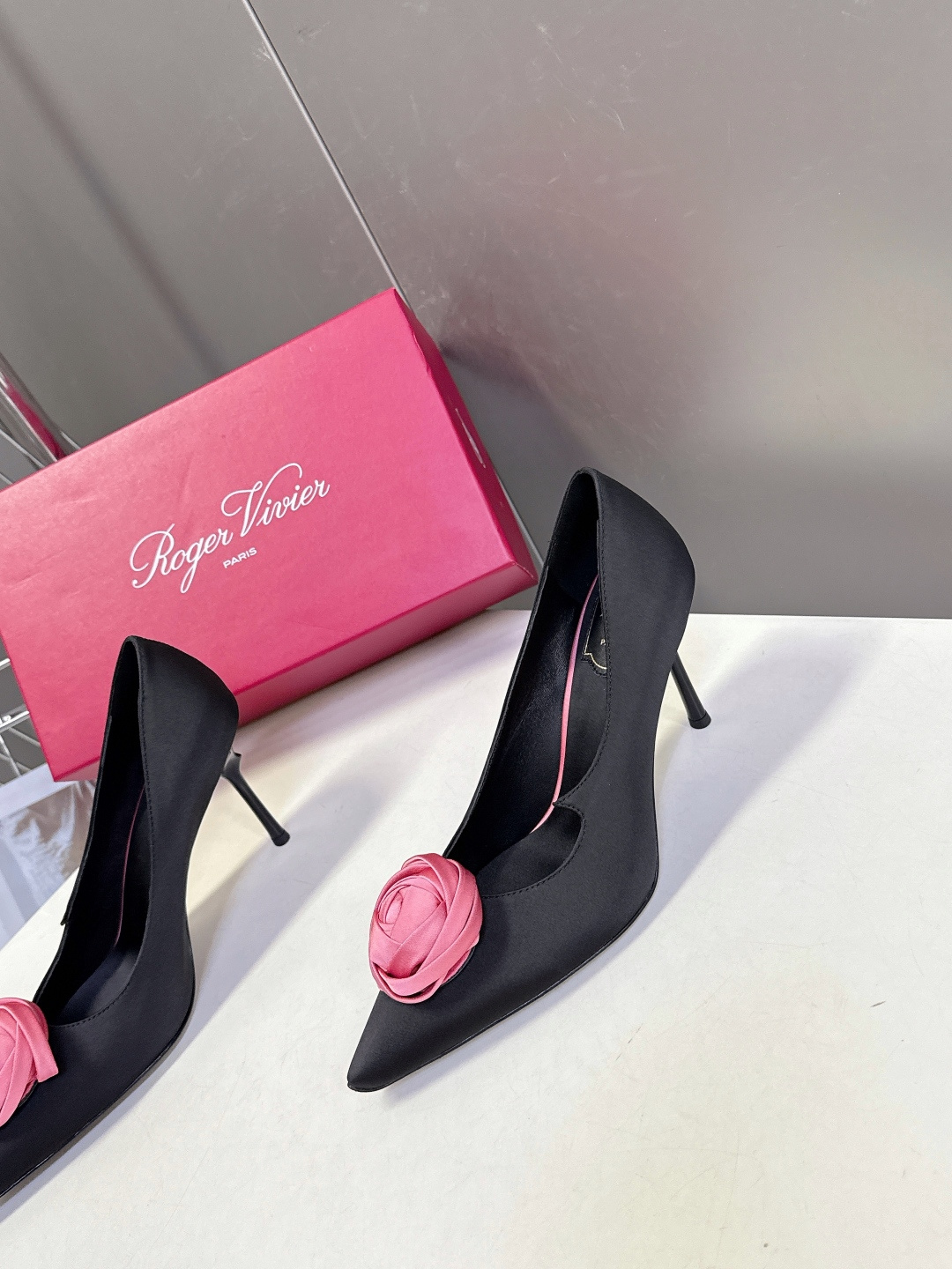 Roger Vivier罗杰·维维亚2026春夏最新款时装鞋超多明星网红种草 经典的尖头设计 玫瑰花扣装