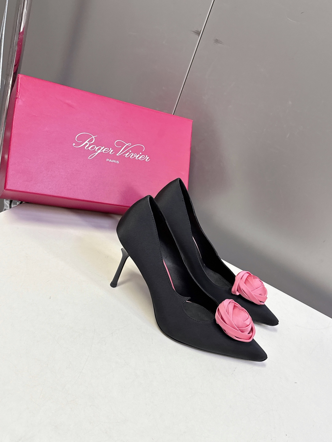 Roger Vivier罗杰·维维亚2026春夏最新款时装鞋超多明星网红种草 经典的尖头设计 玫瑰花扣装