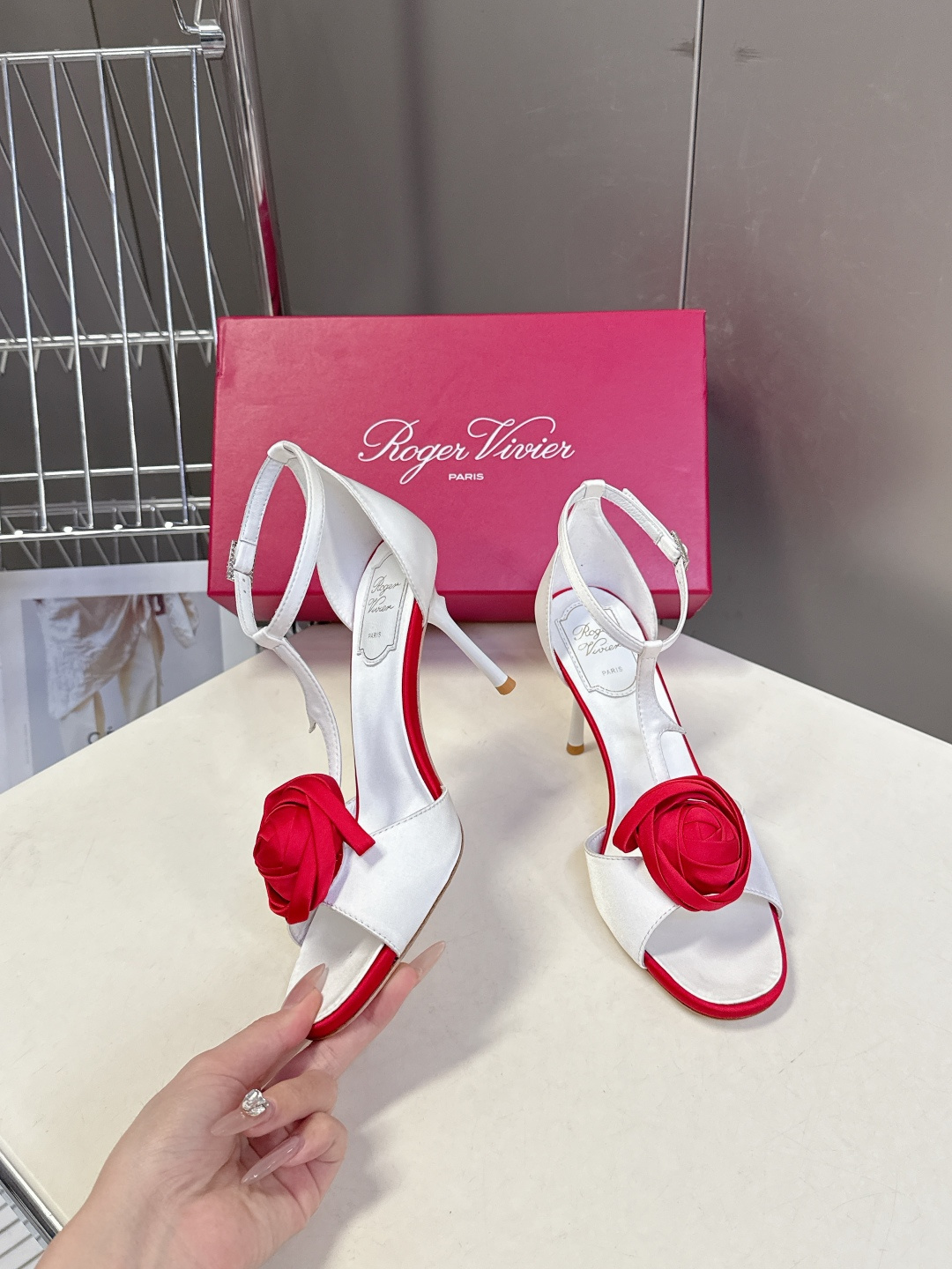 Roger Vivier罗杰·维维亚2026春夏最新款时装鞋超多明星网红种草 经典的尖头设计 玫瑰花扣装