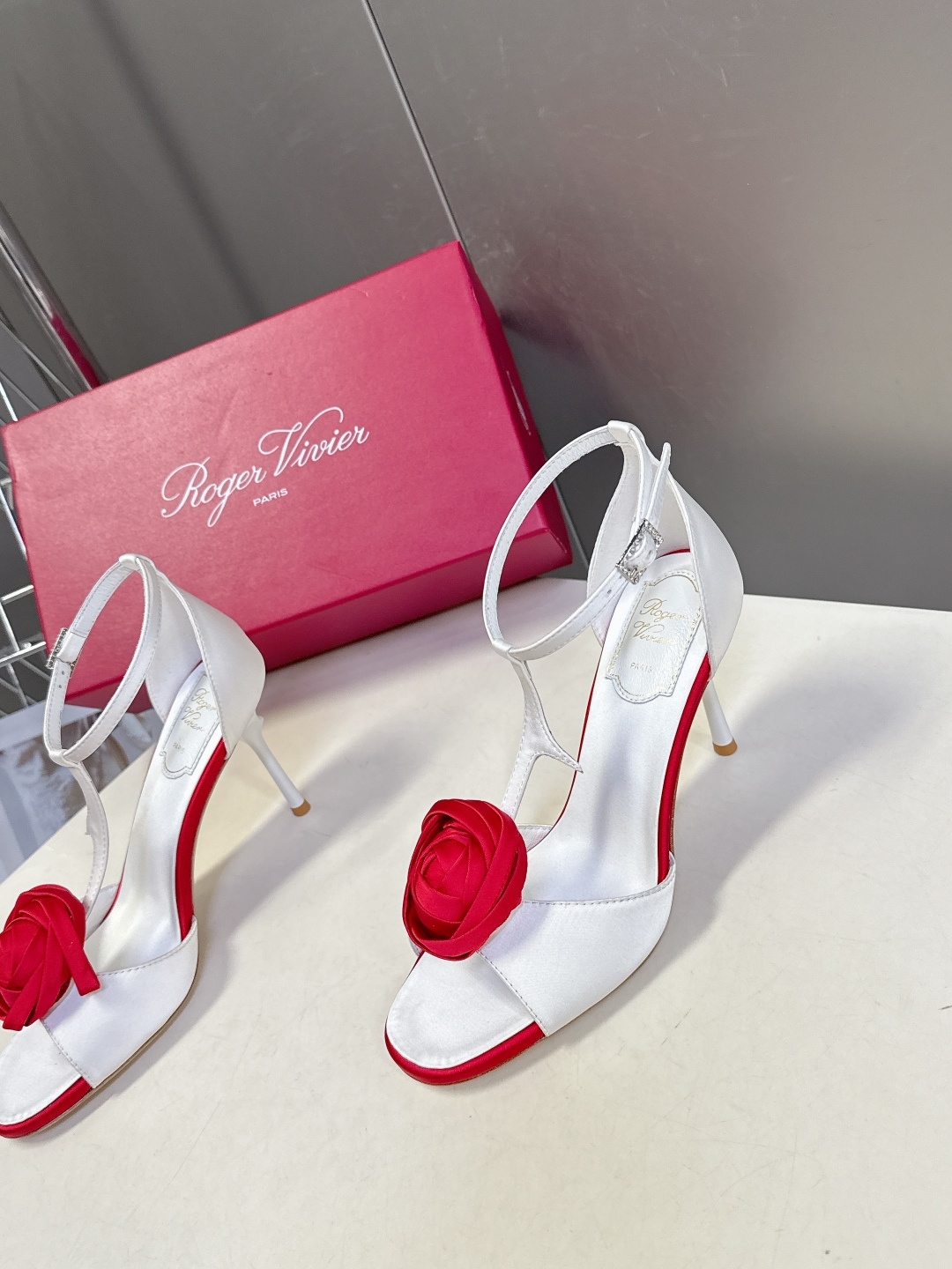 Roger Vivier罗杰·维维亚2026春夏最新款时装鞋超多明星网红种草 经典的尖头设计 玫瑰花扣装