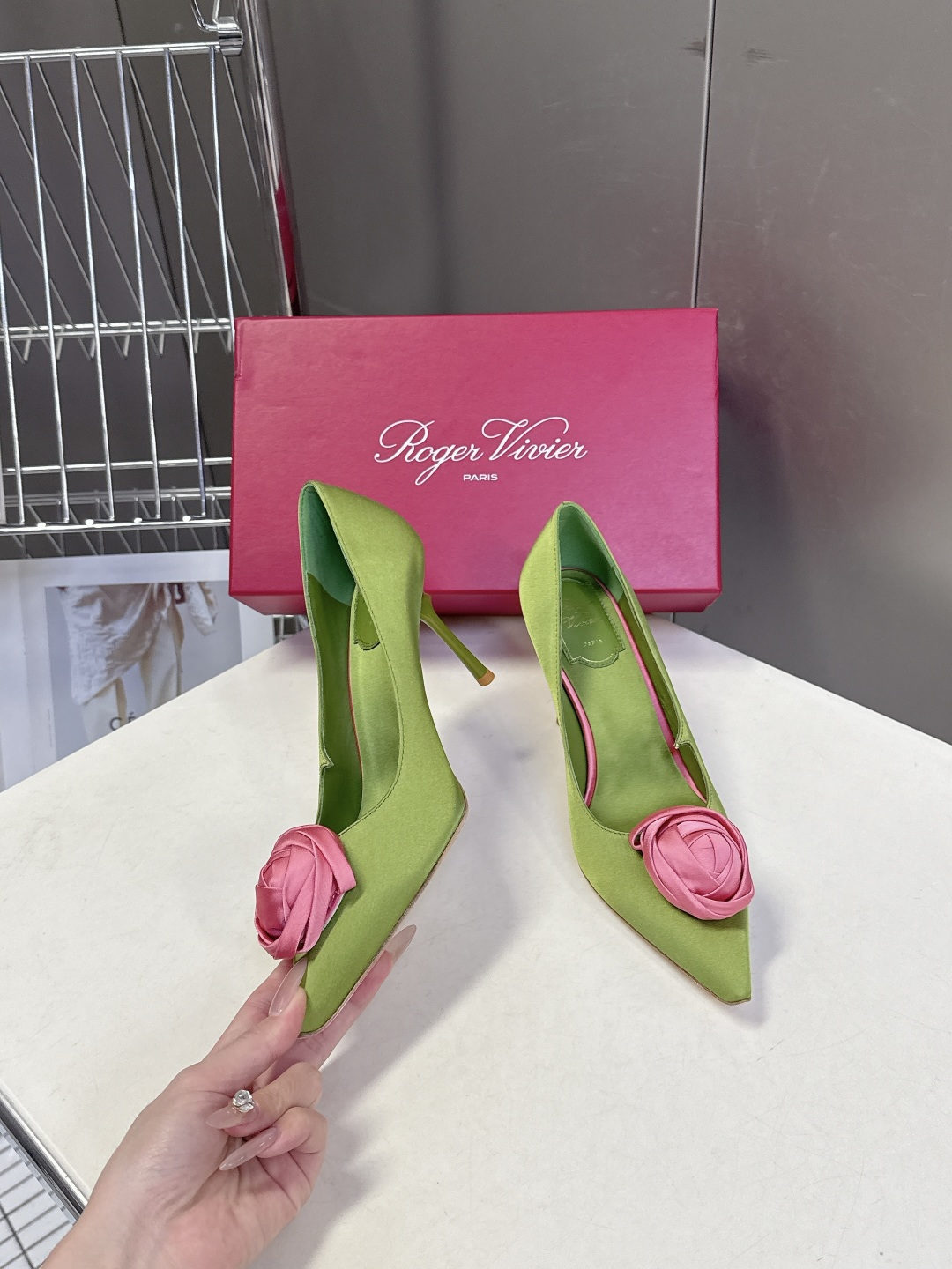 Roger Vivier罗杰·维维亚2026春夏最新款时装鞋超多明星网红种草 经典的尖头设计 玫瑰花扣装