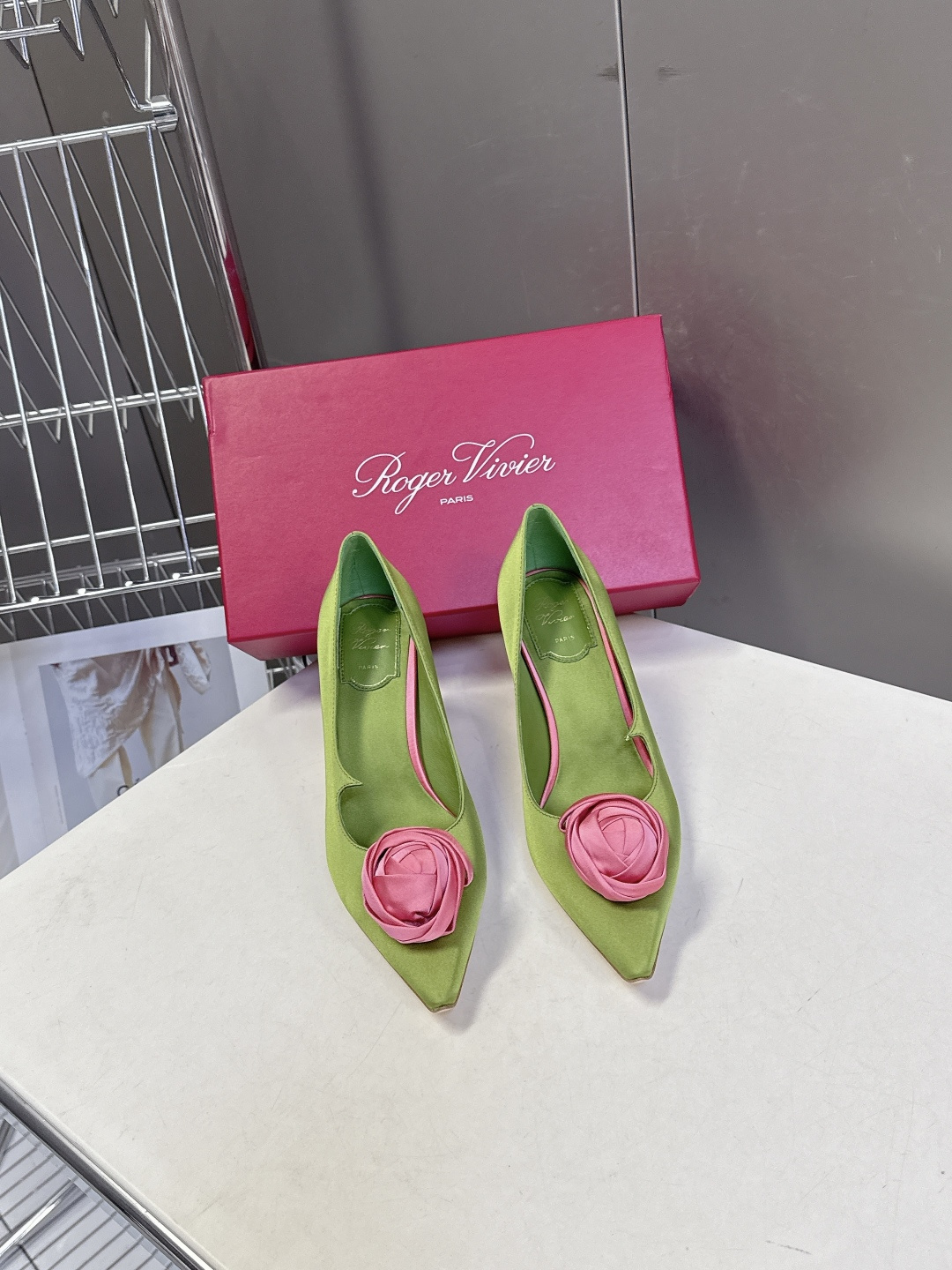 Roger Vivier罗杰·维维亚2026春夏最新款时装鞋超多明星网红种草 经典的尖头设计 玫瑰花扣装