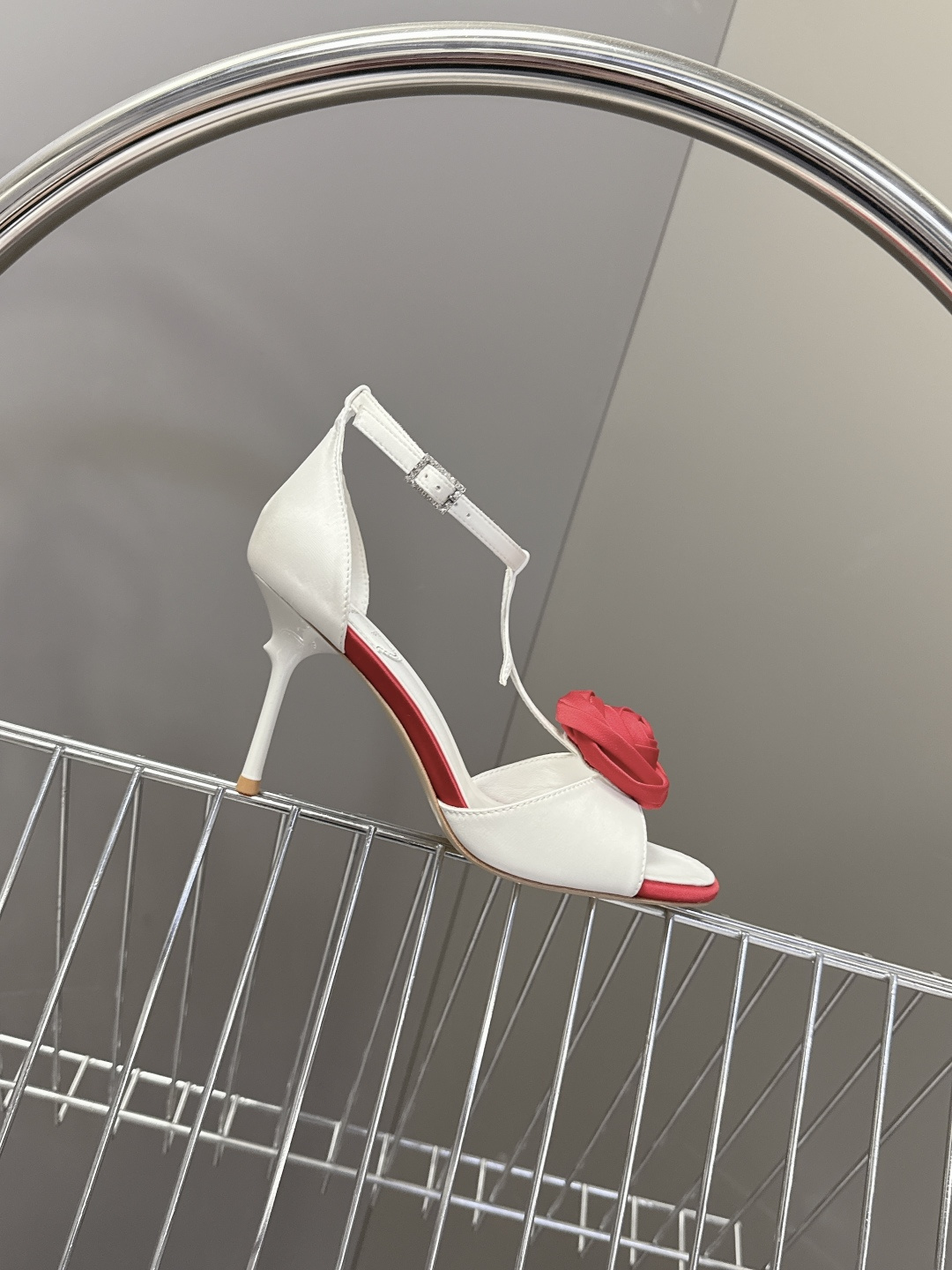 Roger Vivier罗杰·维维亚2026春夏最新款时装鞋超多明星网红种草 经典的尖头设计 玫瑰花扣装