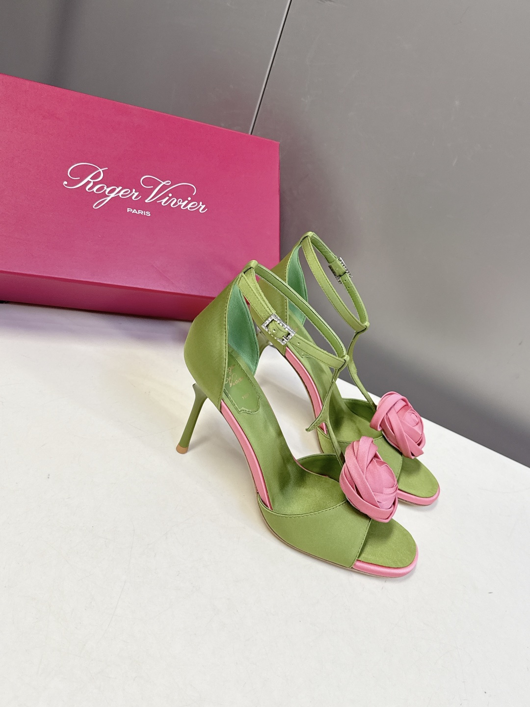Roger Vivier罗杰·维维亚2026春夏最新款时装鞋超多明星网红种草 经典的尖头设计 玫瑰花扣装