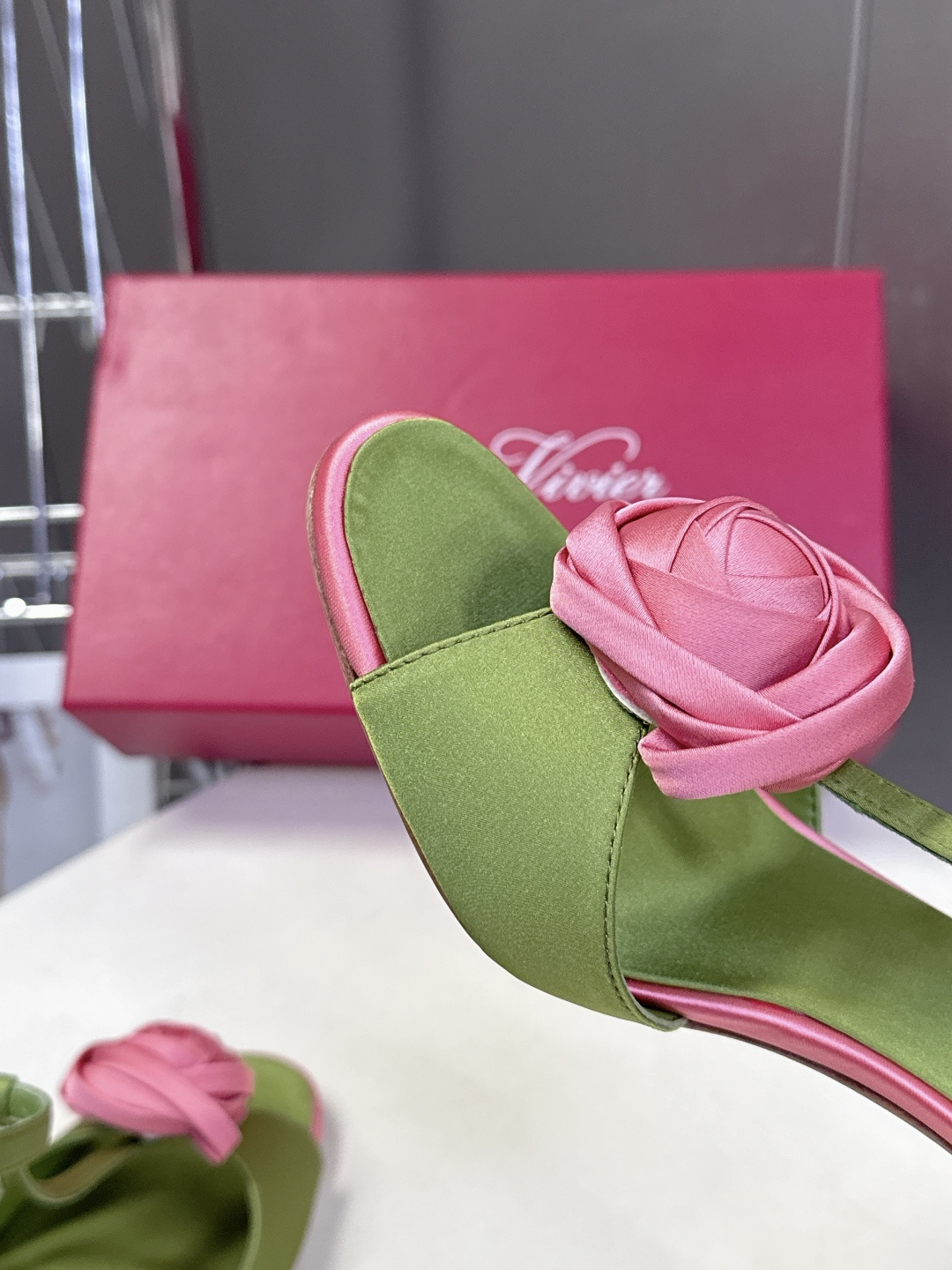 Roger Vivier罗杰·维维亚2026春夏最新款时装鞋超多明星网红种草 经典的尖头设计 玫瑰花扣装