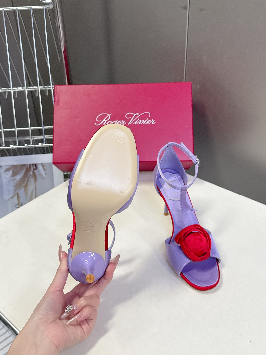 Roger Vivier罗杰·维维亚2026春夏最新款时装鞋超多明星网红种草 经典的尖头设计 玫瑰花扣装