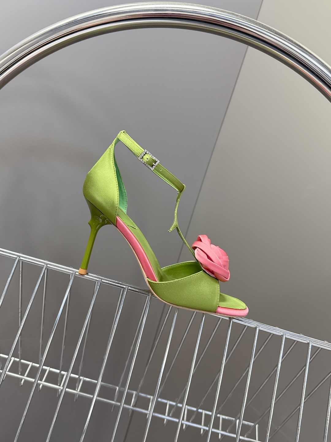 Roger Vivier罗杰·维维亚2026春夏最新款时装鞋超多明星网红种草 经典的尖头设计 玫瑰花扣装