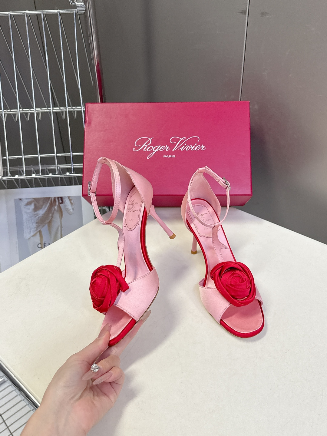 Roger Vivier罗杰·维维亚2026春夏最新款时装鞋超多明星网红种草 经典的尖头设计 玫瑰花扣装