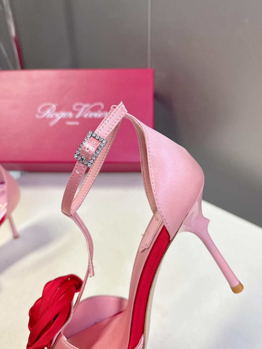 Roger Vivier罗杰·维维亚2026春夏最新款时装鞋超多明星网红种草 经典的尖头设计 玫瑰花扣装
