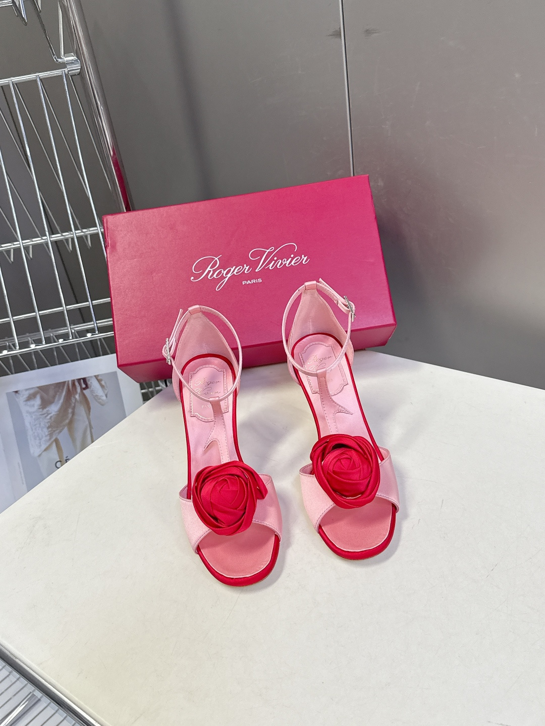 Roger Vivier罗杰·维维亚2026春夏最新款时装鞋超多明星网红种草 经典的尖头设计 玫瑰花扣装