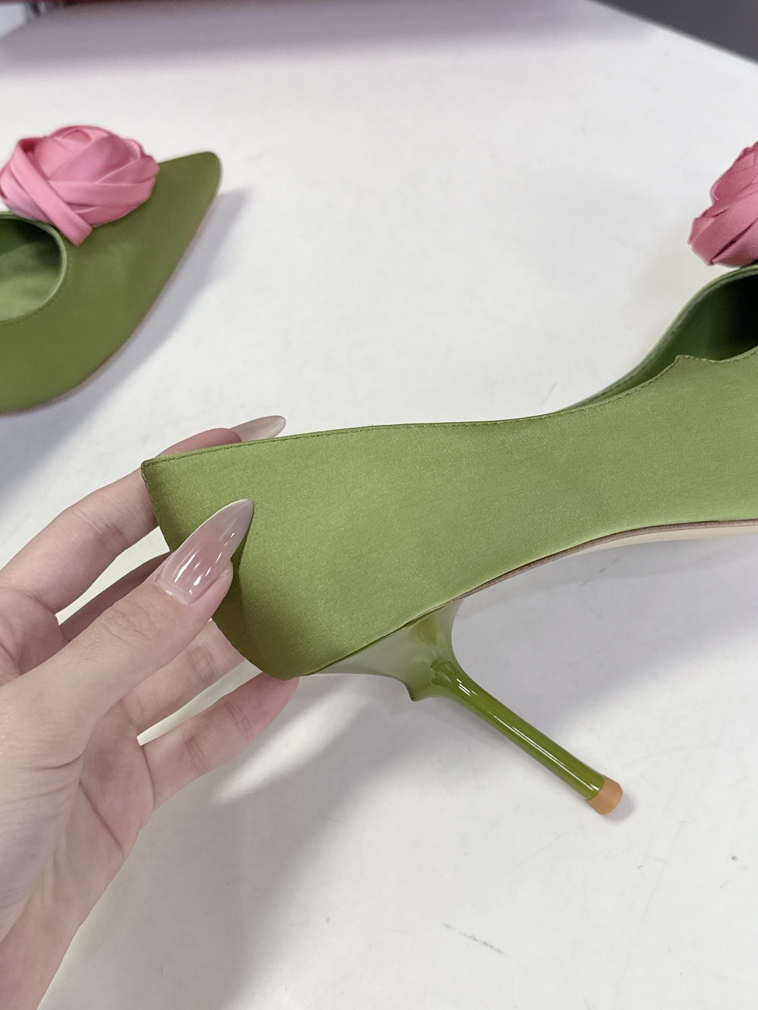 Roger Vivier罗杰·维维亚2026春夏最新款时装鞋超多明星网红种草 经典的尖头设计 玫瑰花扣装