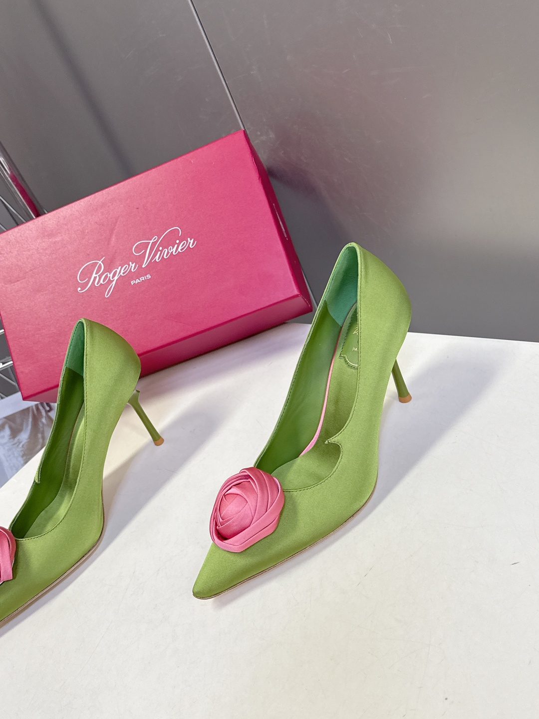 Roger Vivier罗杰·维维亚2026春夏最新款时装鞋超多明星网红种草 经典的尖头设计 玫瑰花扣装