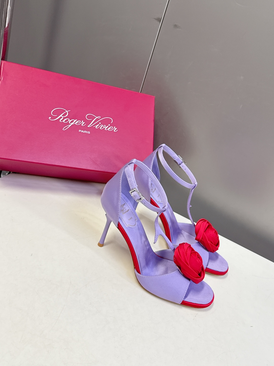 Roger Vivier罗杰·维维亚2026春夏最新款时装鞋超多明星网红种草 经典的尖头设计 玫瑰花扣装