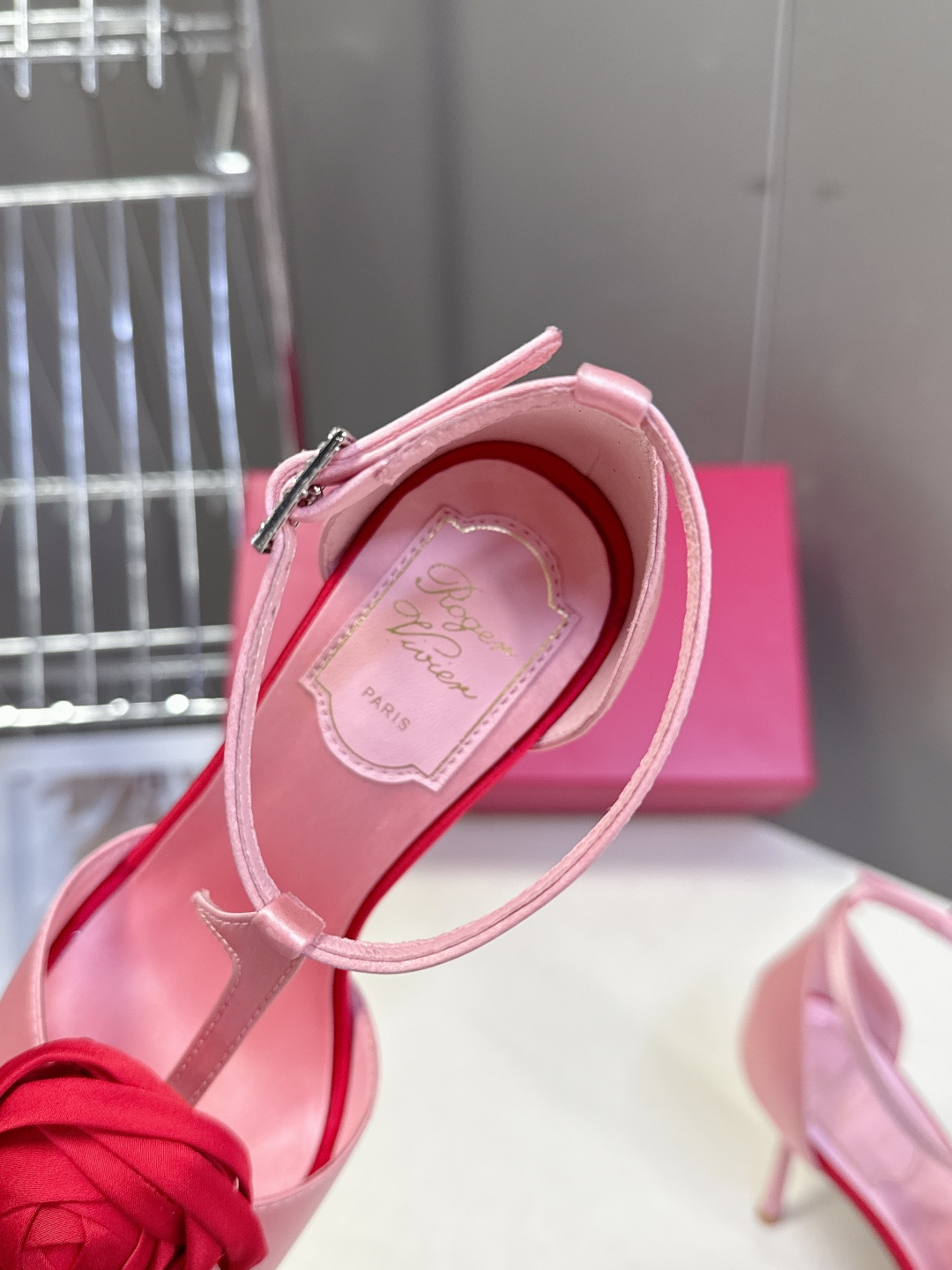 Roger Vivier罗杰·维维亚2026春夏最新款时装鞋超多明星网红种草 经典的尖头设计 玫瑰花扣装