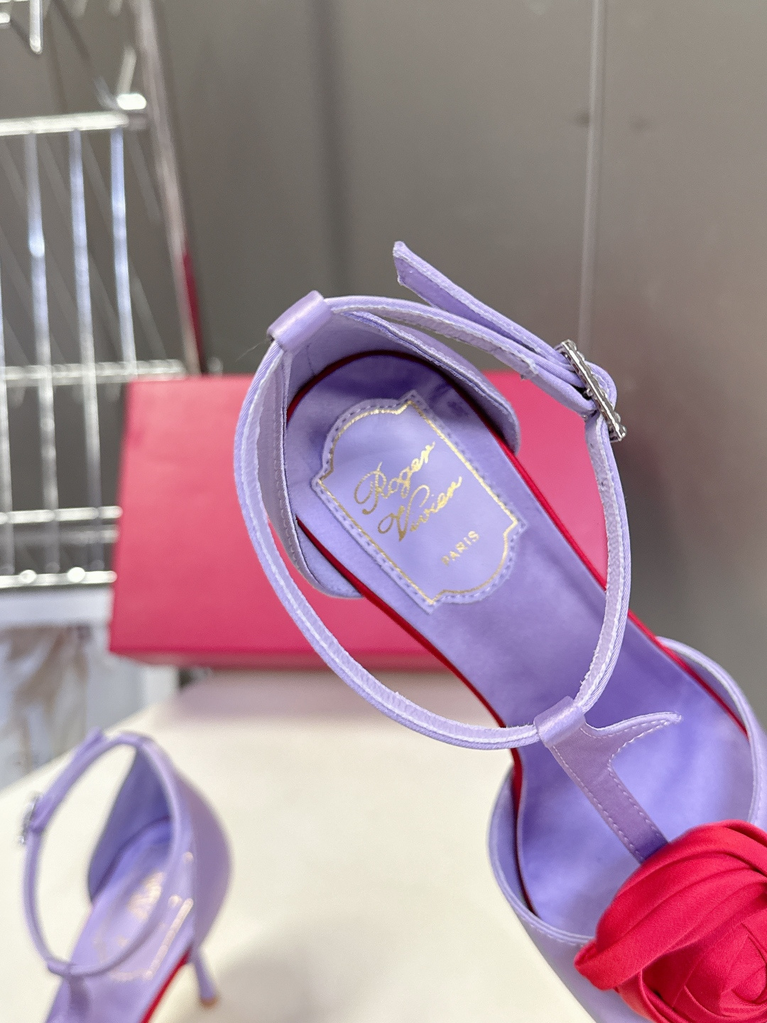 Roger Vivier罗杰·维维亚2026春夏最新款时装鞋超多明星网红种草 经典的尖头设计 玫瑰花扣装