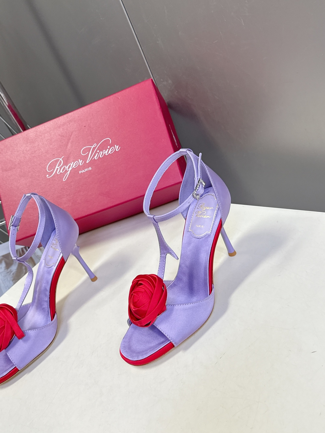 Roger Vivier罗杰·维维亚2026春夏最新款时装鞋超多明星网红种草 经典的尖头设计 玫瑰花扣装