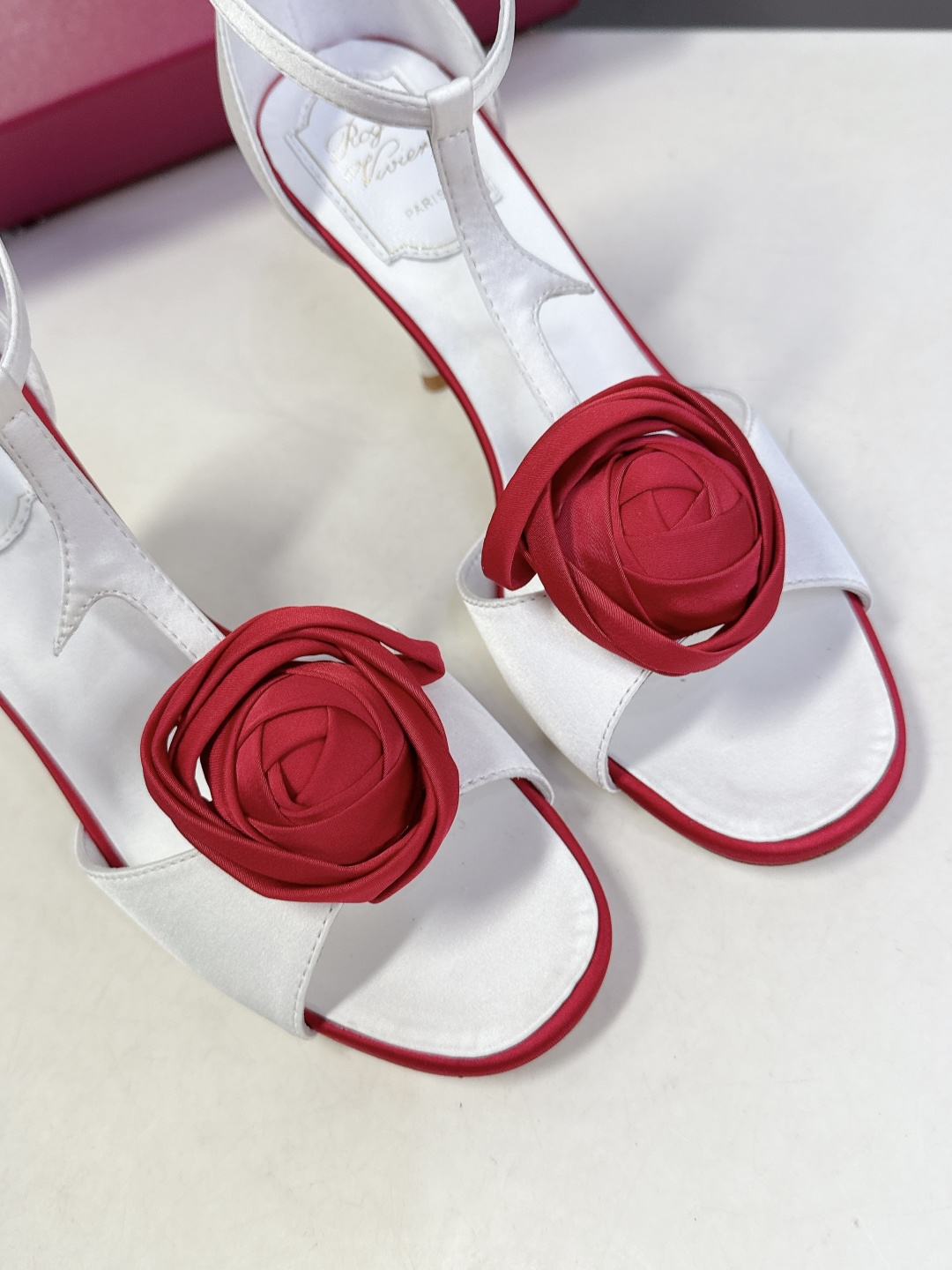 Roger Vivier罗杰·维维亚2026春夏最新款时装鞋超多明星网红种草 经典的尖头设计 玫瑰花扣装