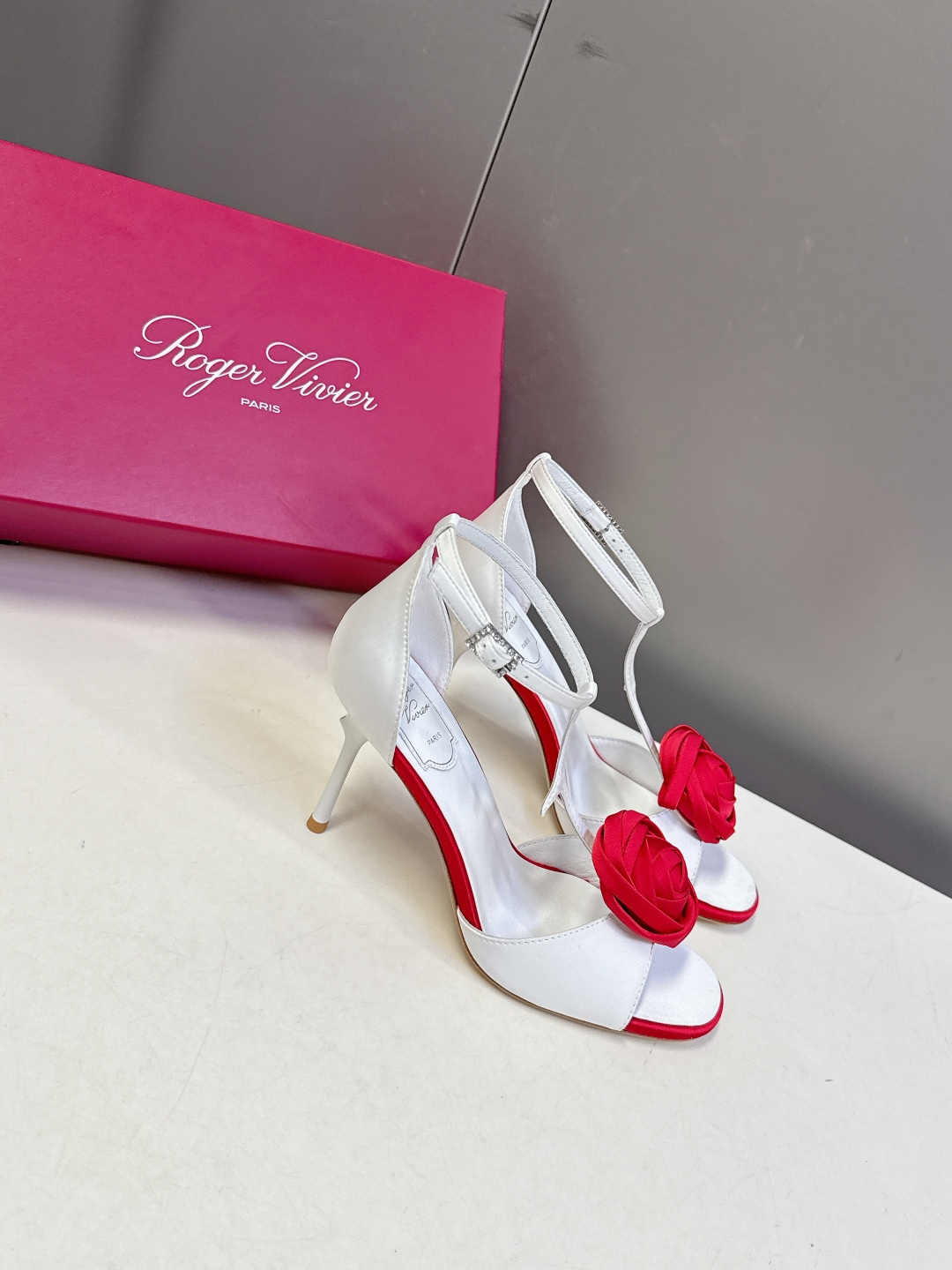 Roger Vivier罗杰·维维亚2026春夏最新款时装鞋超多明星网红种草 经典的尖头设计 玫瑰花扣装