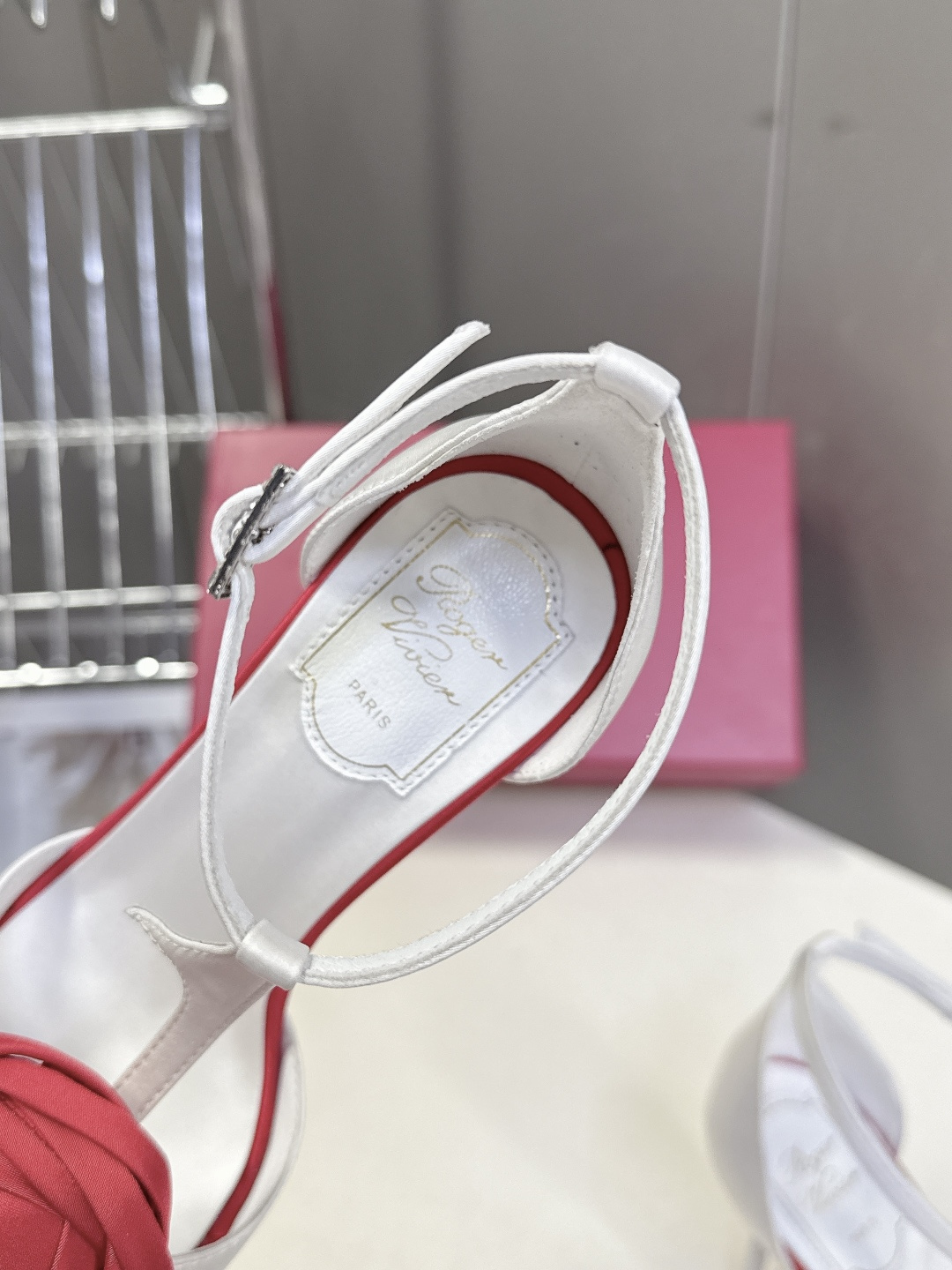 Roger Vivier罗杰·维维亚2026春夏最新款时装鞋超多明星网红种草 经典的尖头设计 玫瑰花扣装