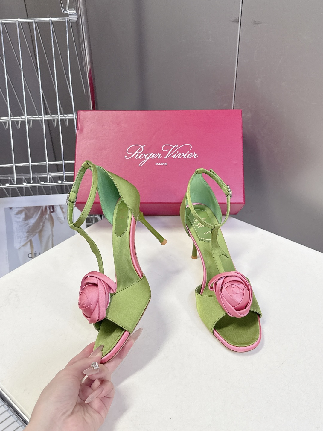 Roger Vivier罗杰·维维亚2026春夏最新款时装鞋超多明星网红种草 经典的尖头设计 玫瑰花扣装