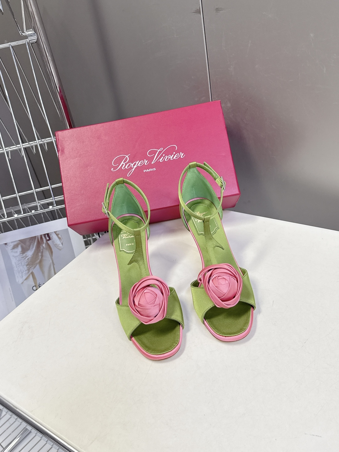 Roger Vivier罗杰·维维亚2026春夏最新款时装鞋超多明星网红种草 经典的尖头设计 玫瑰花扣装