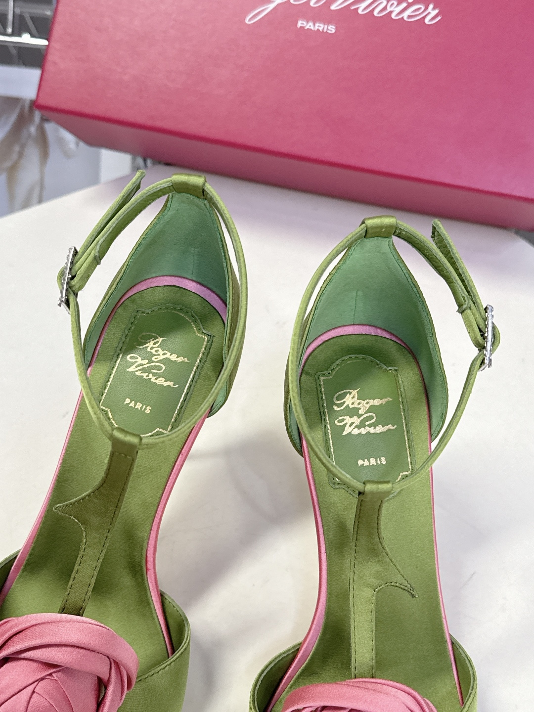 Roger Vivier罗杰·维维亚2026春夏最新款时装鞋超多明星网红种草 经典的尖头设计 玫瑰花扣装