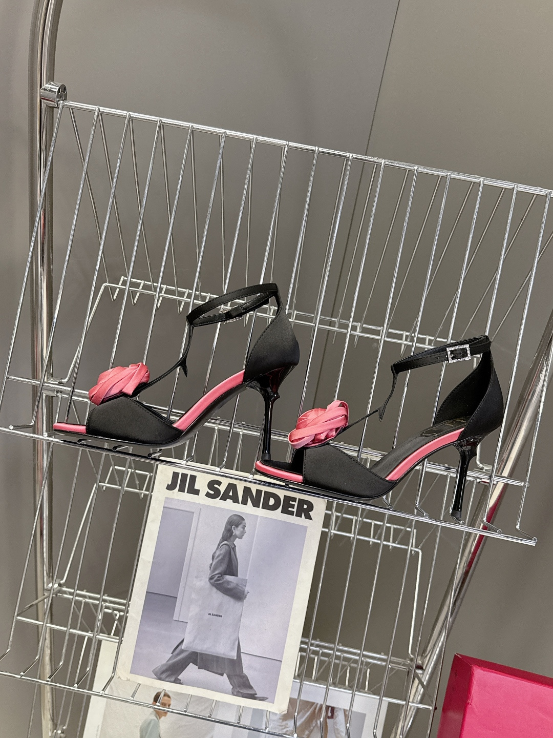 Roger Vivier罗杰·维维亚2026春夏最新款时装鞋超多明星网红种草 经典的尖头设计 玫瑰花扣装