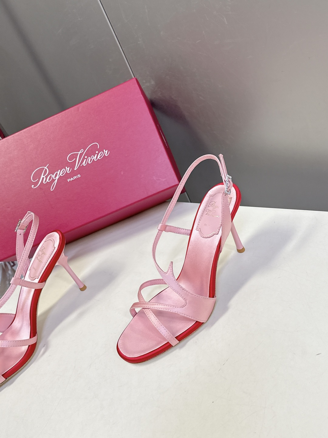 Roger Vivier罗杰·维维亚2026春夏最新款时装鞋超多明星网红种草 经典的尖头设计 垫脚log