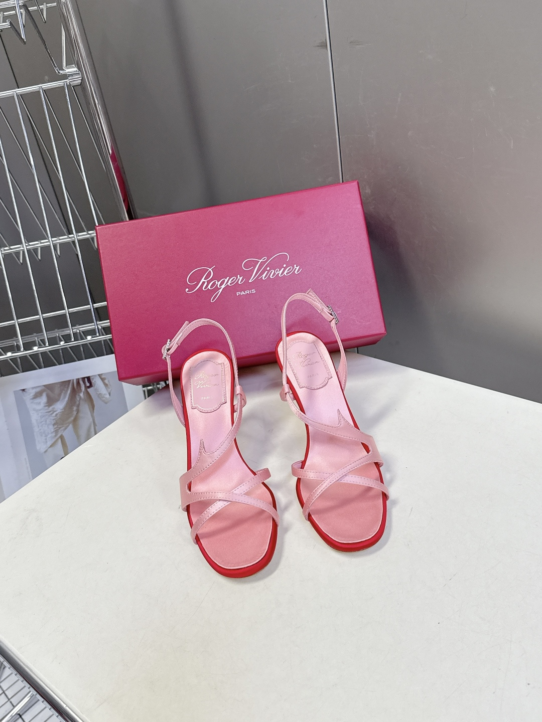 Roger Vivier罗杰·维维亚2026春夏最新款时装鞋超多明星网红种草 经典的尖头设计 垫脚log