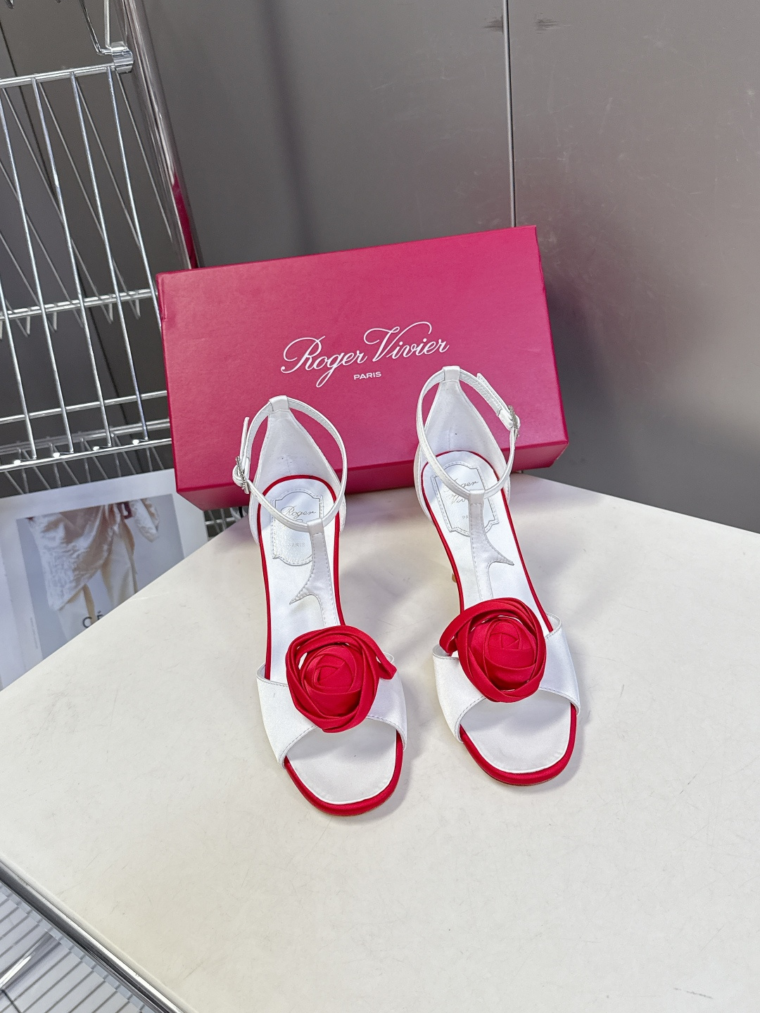 Roger Vivier罗杰·维维亚2026春夏最新款时装鞋超多明星网红种草 经典的尖头设计 玫瑰花扣装