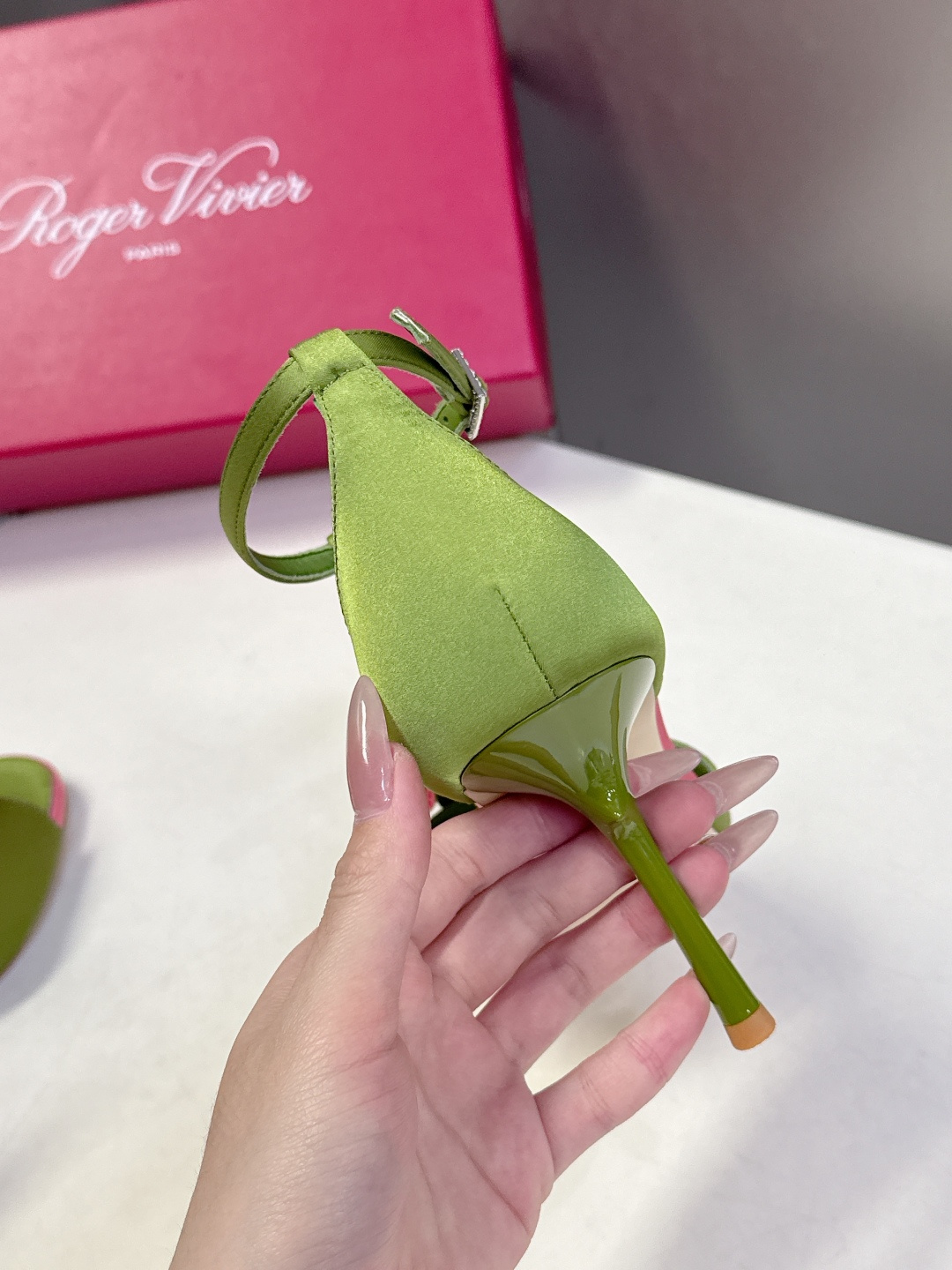 Roger Vivier罗杰·维维亚2026春夏最新款时装鞋超多明星网红种草 经典的尖头设计 玫瑰花扣装