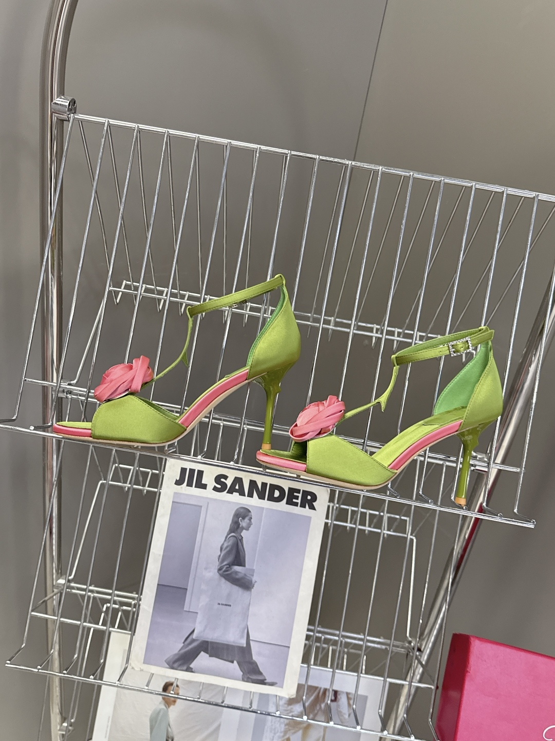 Roger Vivier罗杰·维维亚2026春夏最新款时装鞋超多明星网红种草 经典的尖头设计 玫瑰花扣装