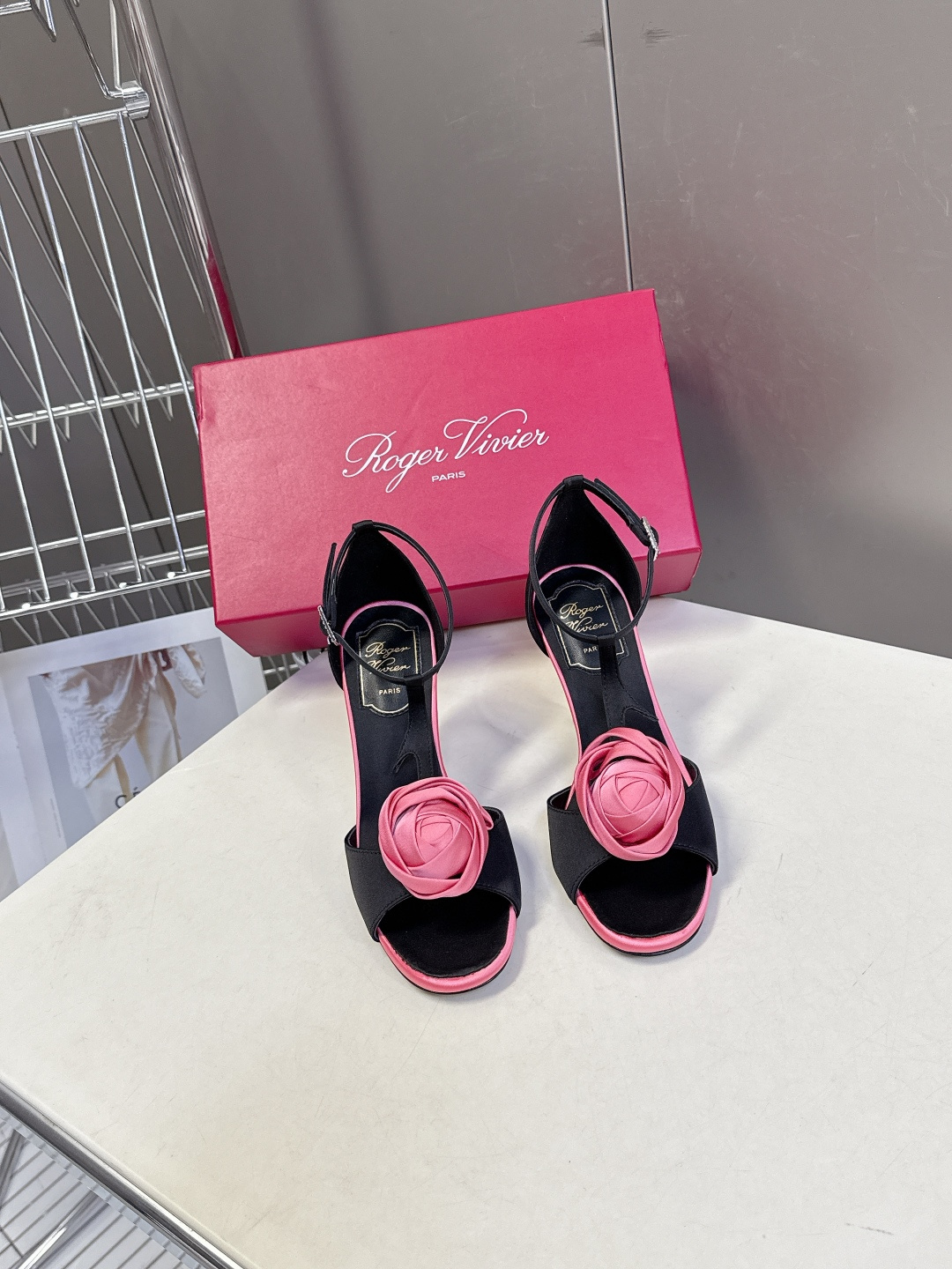 Roger Vivier罗杰·维维亚2026春夏最新款时装鞋超多明星网红种草 经典的尖头设计 玫瑰花扣装