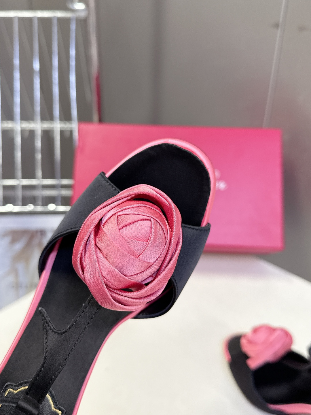 Roger Vivier罗杰·维维亚2026春夏最新款时装鞋超多明星网红种草 经典的尖头设计 玫瑰花扣装