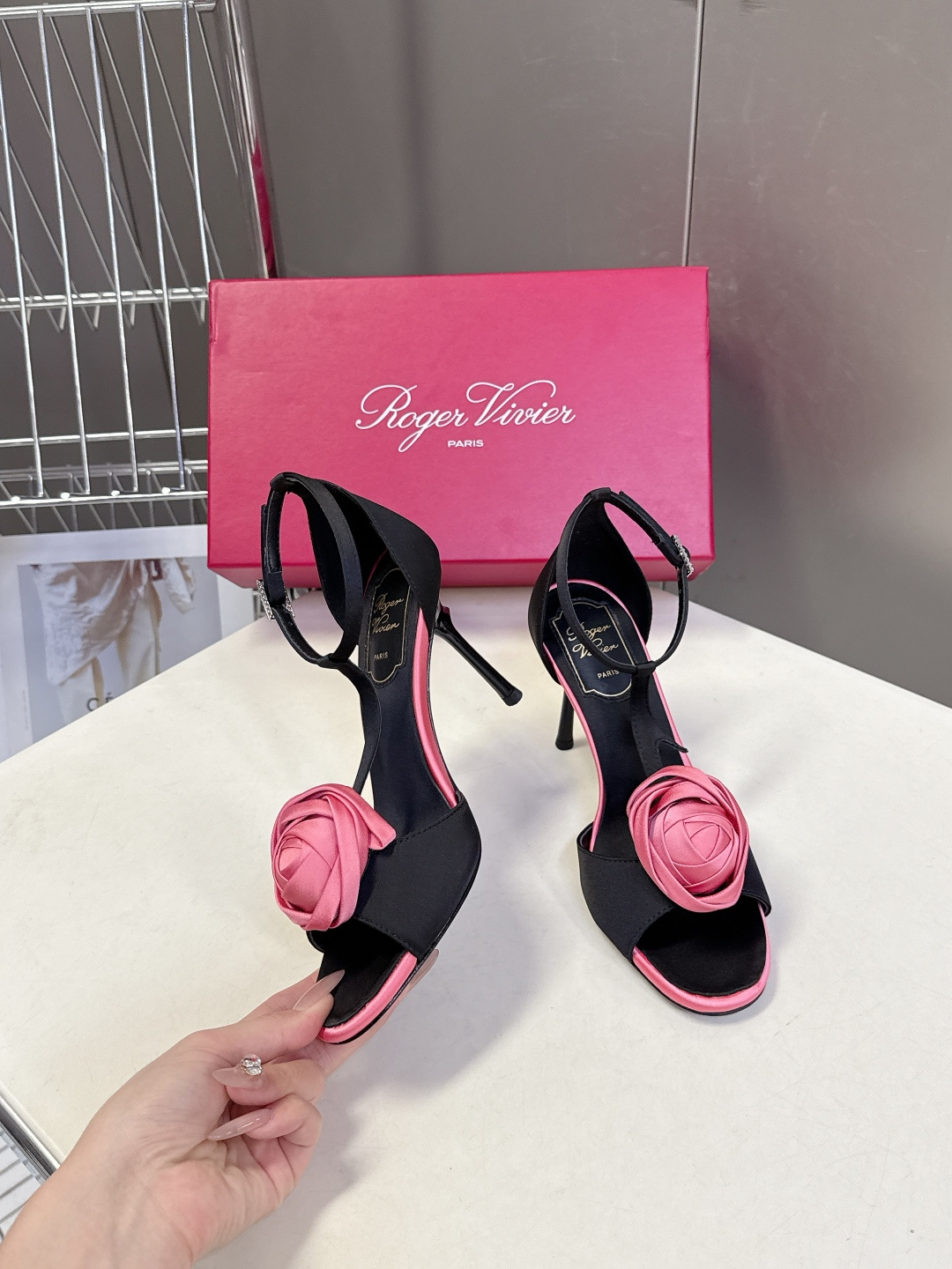 Roger Vivier罗杰·维维亚2026春夏最新款时装鞋超多明星网红种草 经典的尖头设计 玫瑰花扣装
